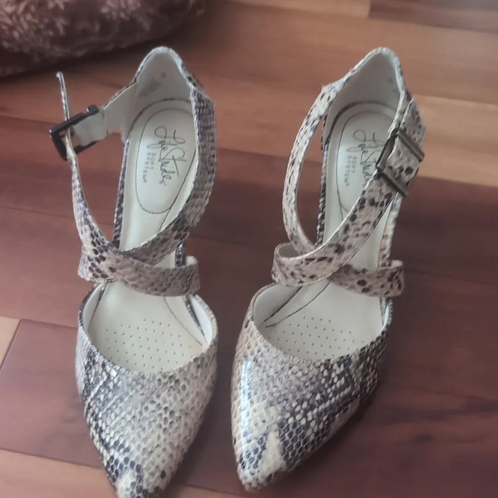 Life Stride Tan Heels with Snakeskin Pattern Size 8.5